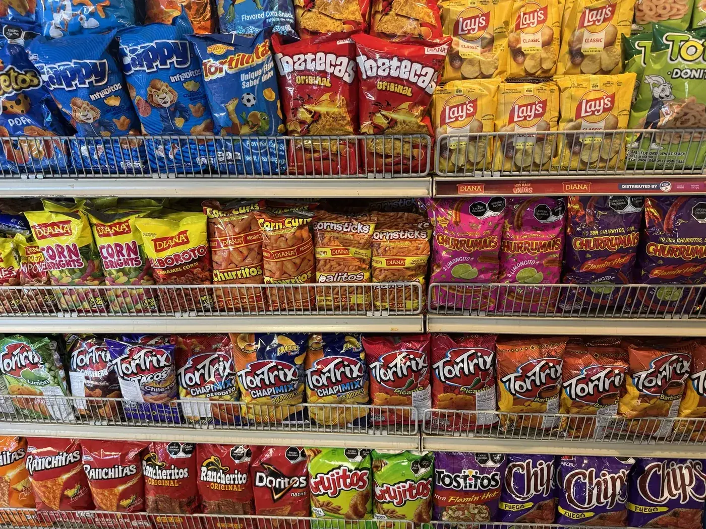 Pared de snacks en Super Store 24 — Diana, Tortrix, Lay's, Doritos