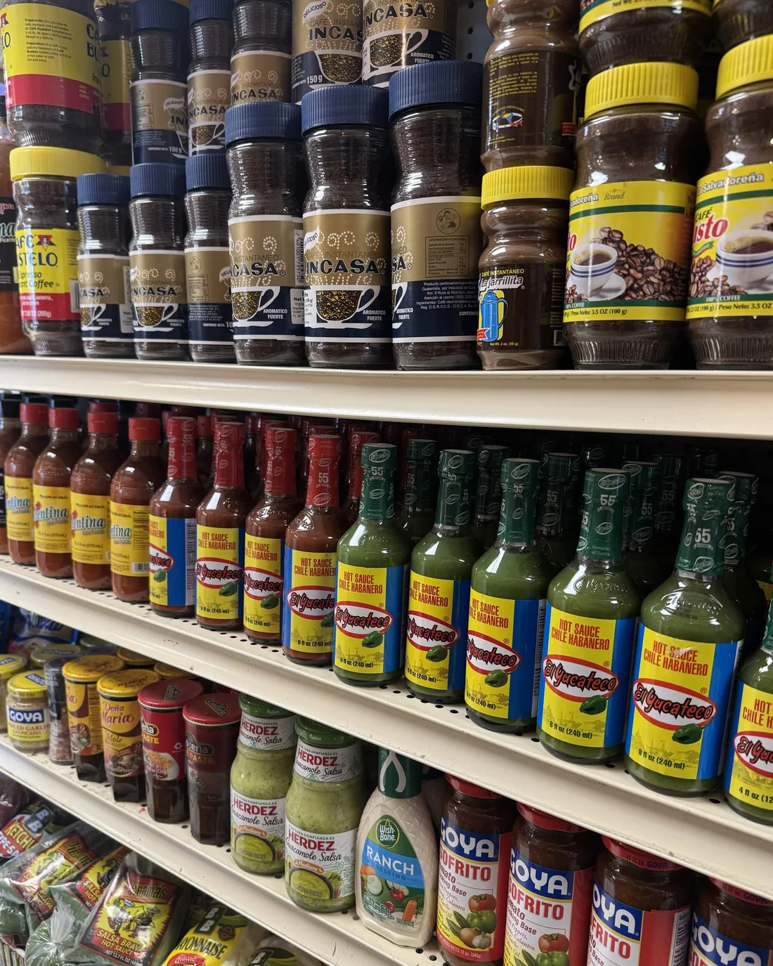 Café Incasa y Bustelo con salsas El Yucateco y Goya Sofrito